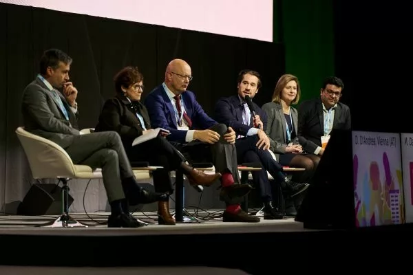 On the final day of EAU25, Prof. Joost Boormans (NL) and Dr. Gianluca Giannarini (IT) chaired the Plenary Session ‘Novel technologies in urology: Affordability vs. benefits.