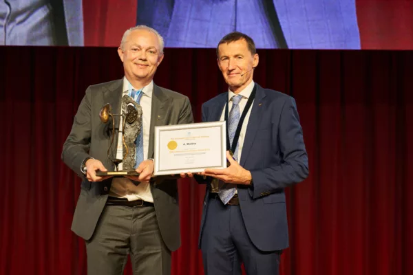 A. Mottrie, EAU Innovators in Urology Award
For inventions and clinical contributions which have had a major impact on influencing the treatment and/or diagnosis of a urological disease