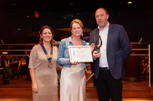 Ronny Pieters Award 2024 -Handed out by P. Allchorne  (l) and R. Pieters (r) to H. Cobussen-Boekhorst